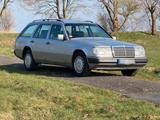 Mercedes-Benz W124 250TD Oldtimer Kombi - Mercedes-Benz 250 mit Diesel-Antrieb: Kombi, Schaltgetriebe
