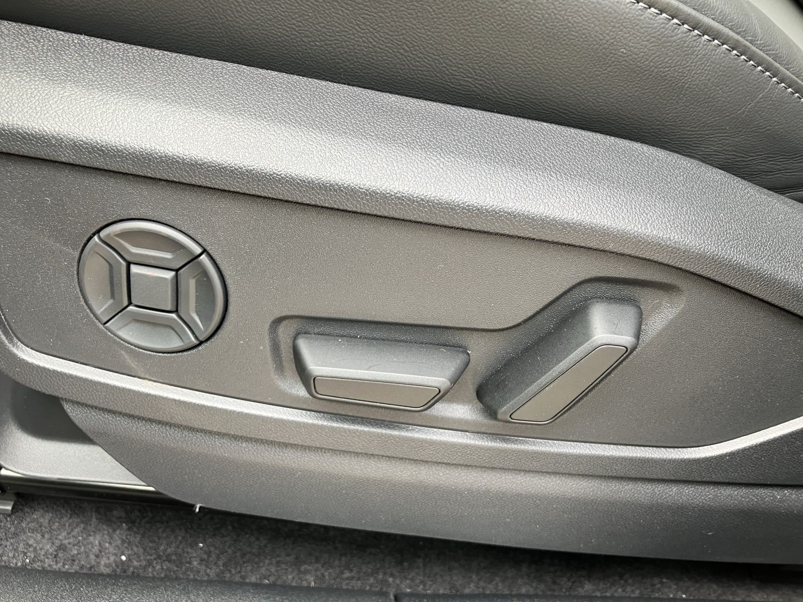 Fahrzeugabbildung Audi Q5 2.0 TDI quattro S line MATRIX AHZV ACC NAVI