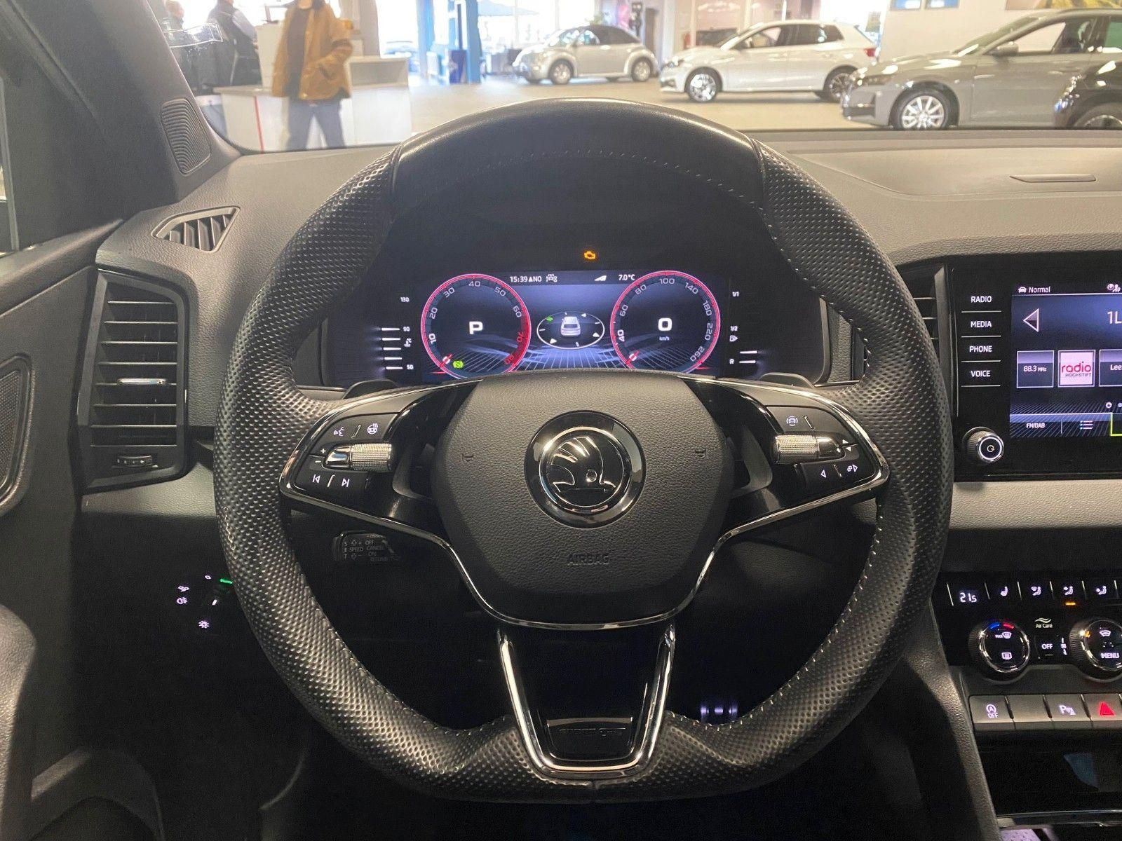 Fahrzeugabbildung SKODA Karoq 1.5 TSI DSG Sportline+NAVI+MATRIX+ACC+18"+