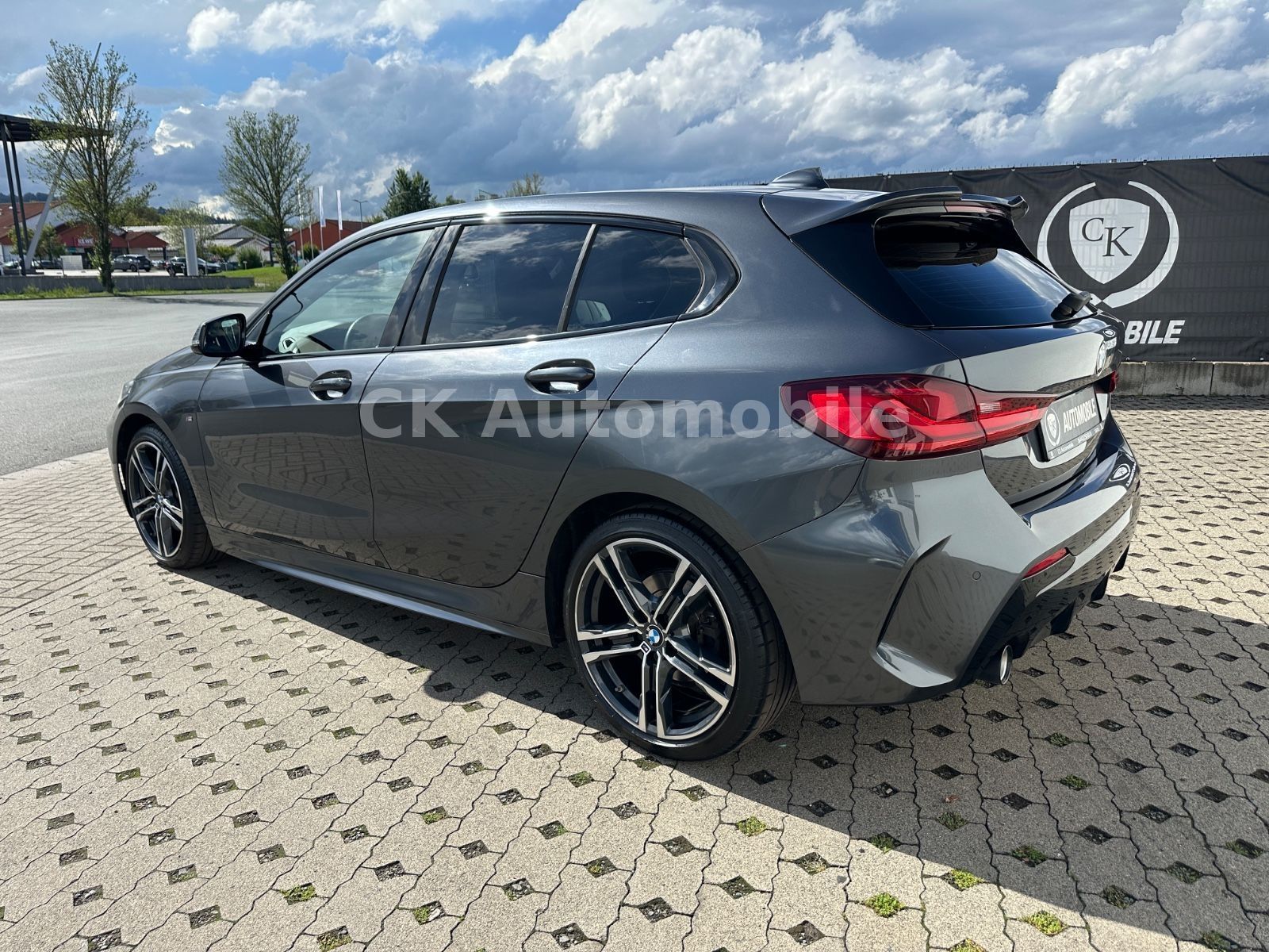 Fahrzeugabbildung BMW 118d M-Sport Shadow-Line/Navi/LED/PDC