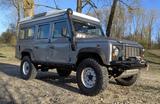 Land Rover Defender 110 Td4 mit Hubdach und Wohnmobilausbau - graue Land Rover Defender