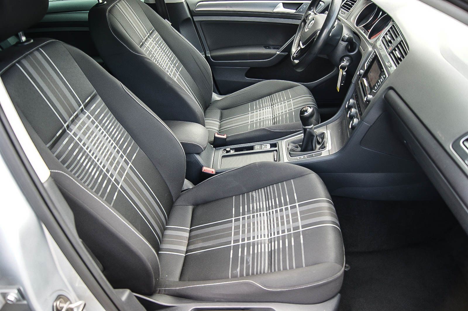 Fahrzeugabbildung Volkswagen Golf VII 1.6 TDI Lounge Bi-XENON NAVIGATION PDC