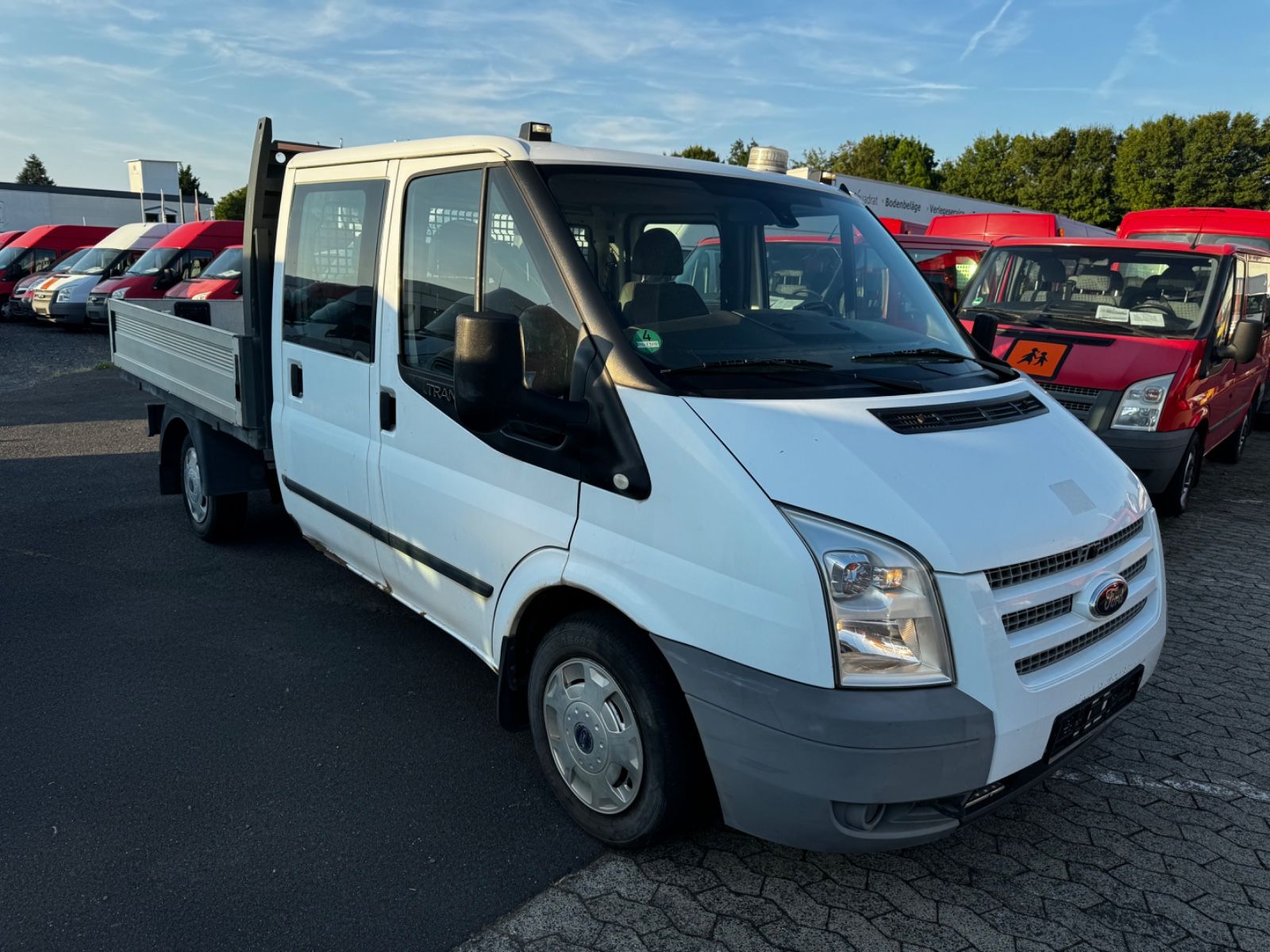 Fahrzeugabbildung Ford Transit Pritsche FT 300 M Doppelkabine Trend