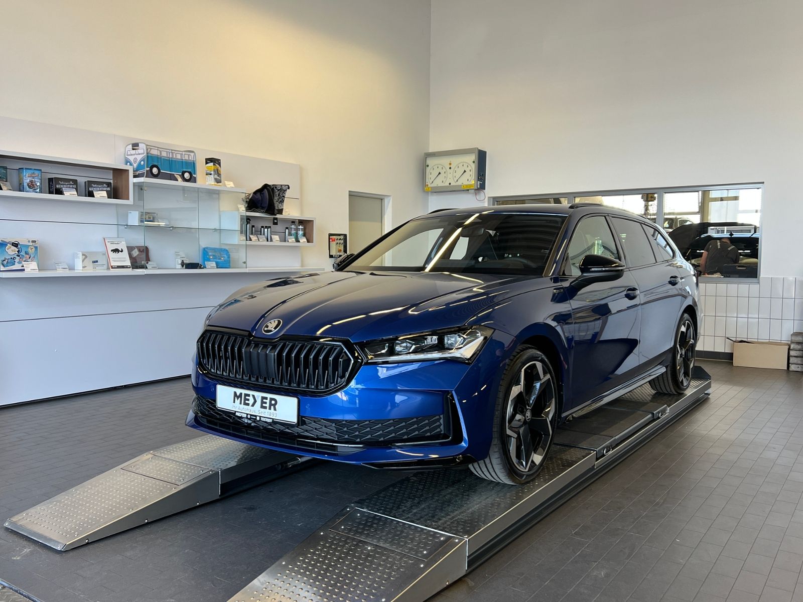 Fahrzeugabbildung SKODA Superb Combi Sportline 2.0 TDI DSG 4x4 *AHK, LED