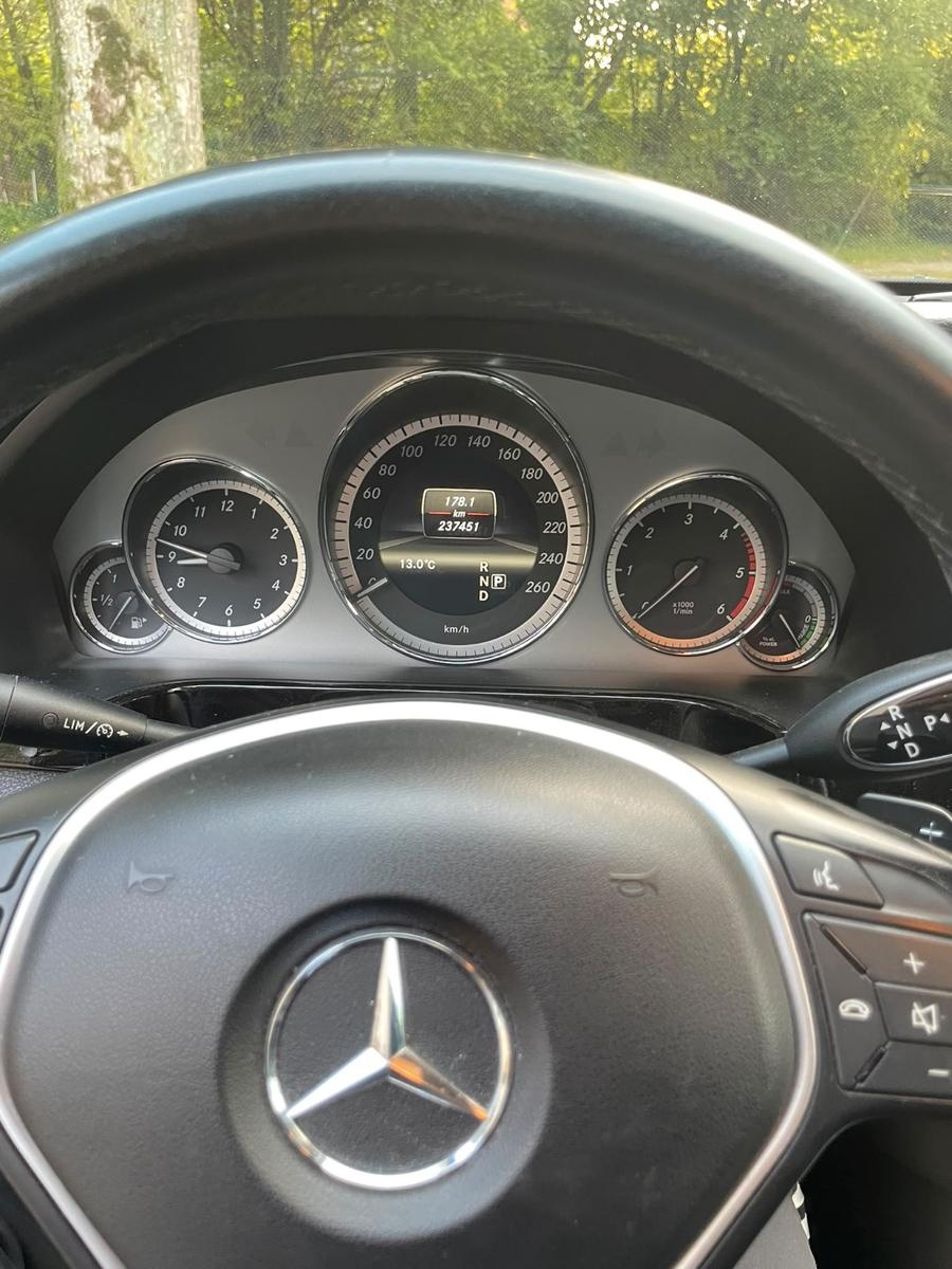 Mercedes-Benz  2012 — photo 11