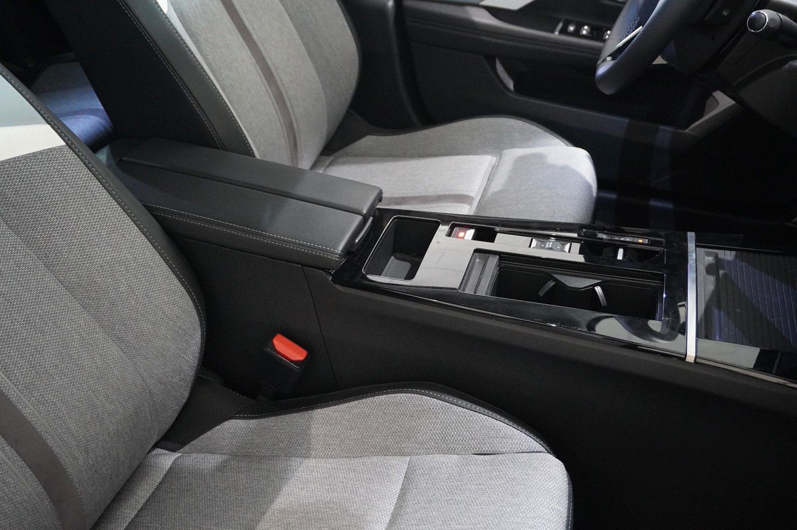 Fahrzeugabbildung Opel Astra L Lim. 1.6 HYBRID ELEGANCE NAVI/LED/KAMERA
