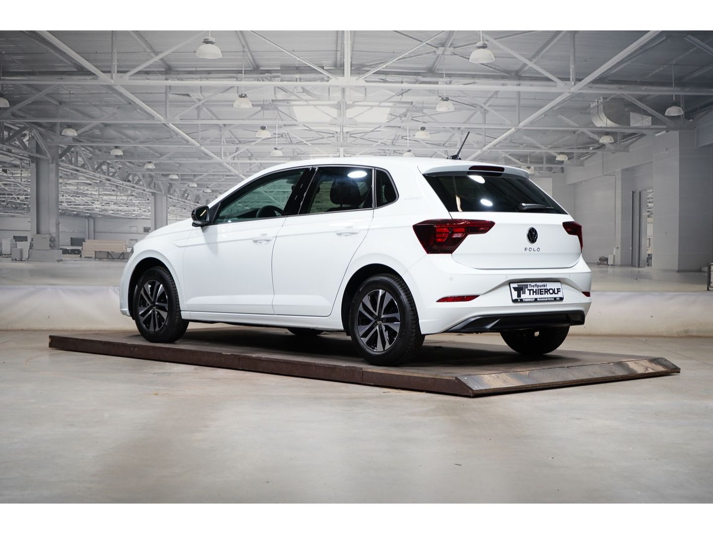 Volkswagen Polo Energy 1.0 TSI DSG Rear View Ganzjahresreif imagem 2