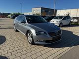 Skoda Superb Lim. 4x4 DSG XENON/NAVI/AHK - Skoda Superb mit Diesel-Antrieb: Grau, Limousine