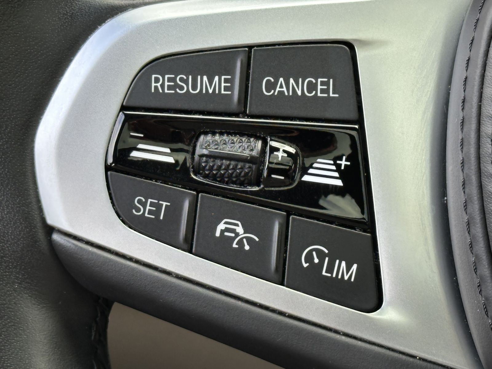 Fahrzeugabbildung BMW 330d Touring M-Sport NAV+LASER+ACC+HUD+PANO+19ZO