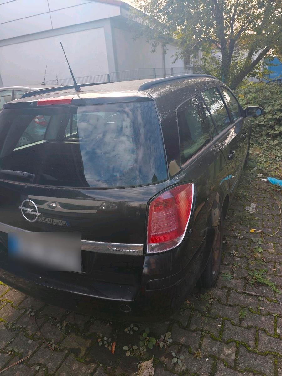 Opel Astra 2005 — rear view