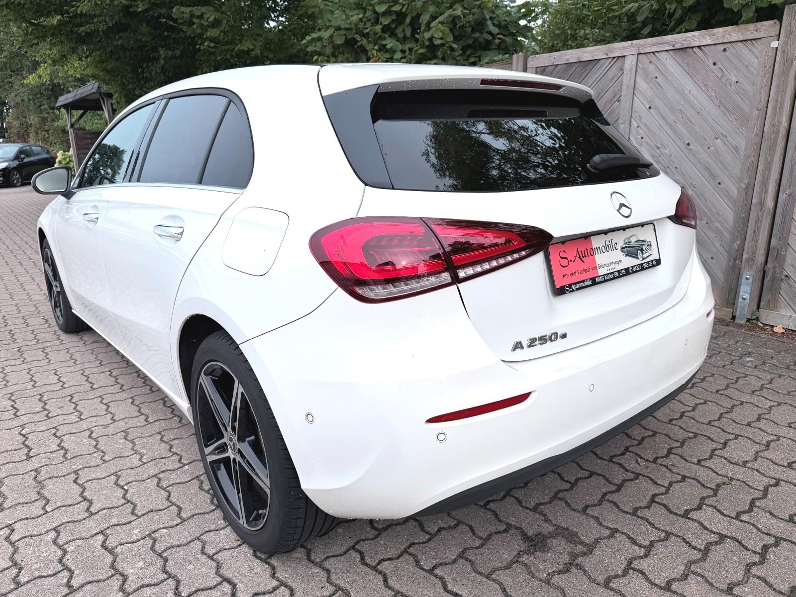Mercedes-Benz A 250 e°Navigation°Parkass.°LED