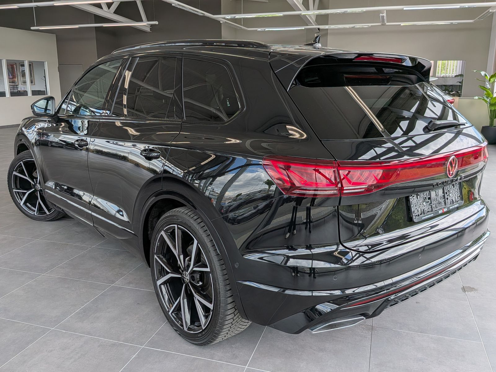 Fahrzeugabbildung Volkswagen Touareg 3.0TDI 4M R-Line VOLL Black 22" UPE 114T