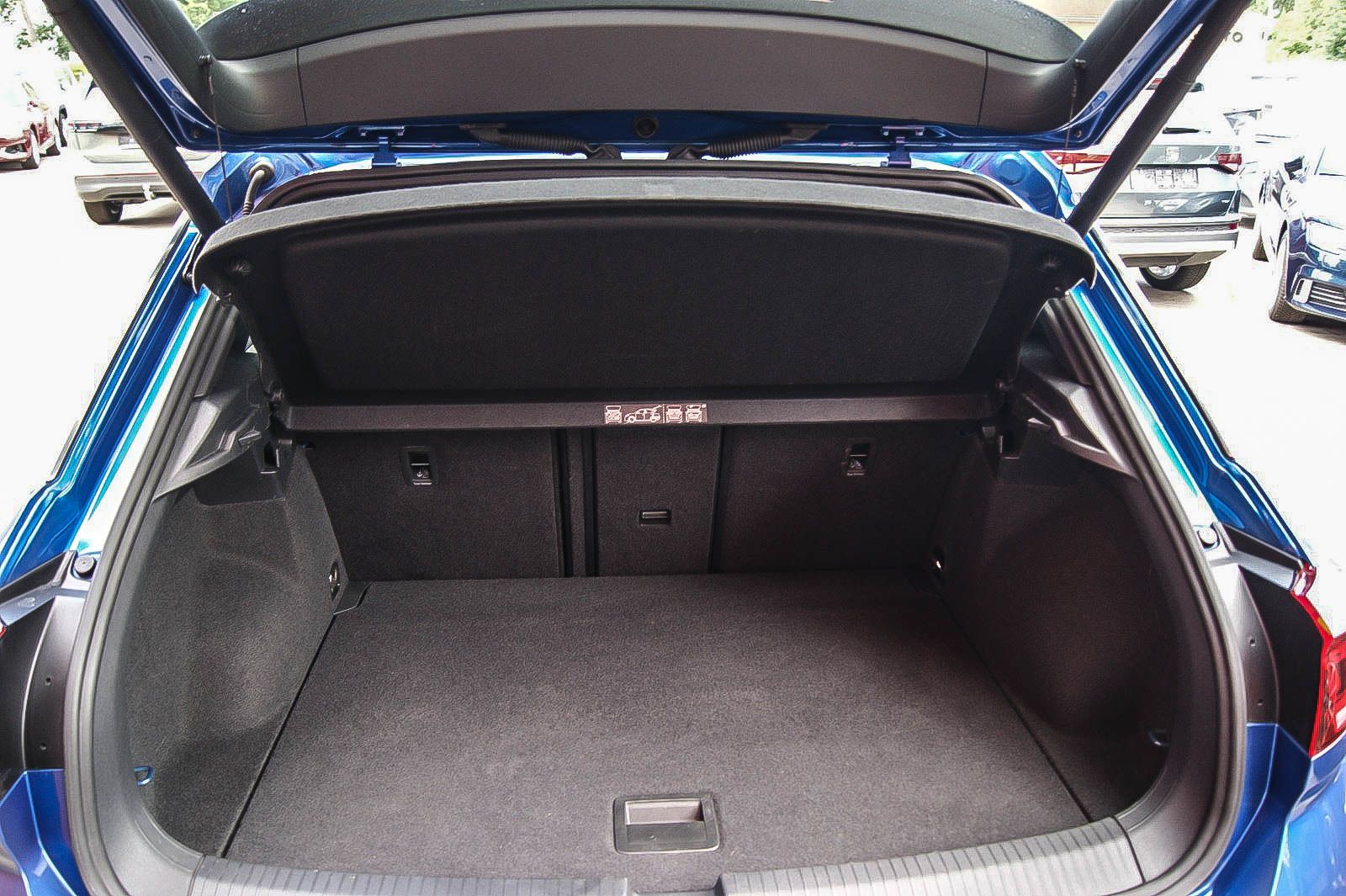 Fahrzeugabbildung Volkswagen T-Roc 20 TDI DSG Sport NAVIGATION SPORT VIRTUAL