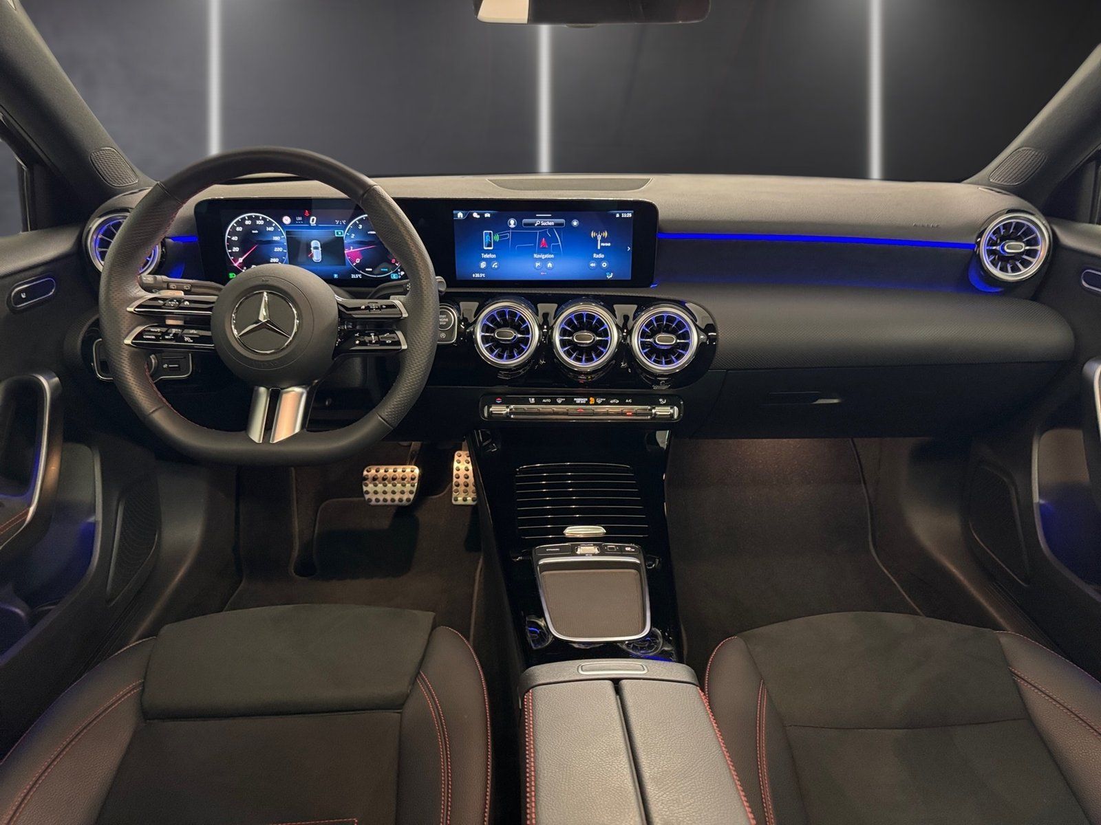 Fahrzeugabbildung Mercedes-Benz A 200 AMG*Pano*Kamera*LED*CarPlay*Ambiente*K-GO*