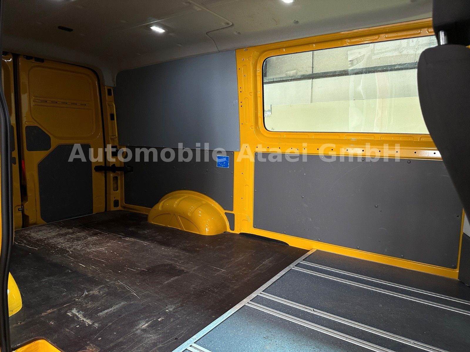 Fahrzeugabbildung Volkswagen Crafter 35 AHK 3,5 t+TEMPOMAT+KAMERA (4072)