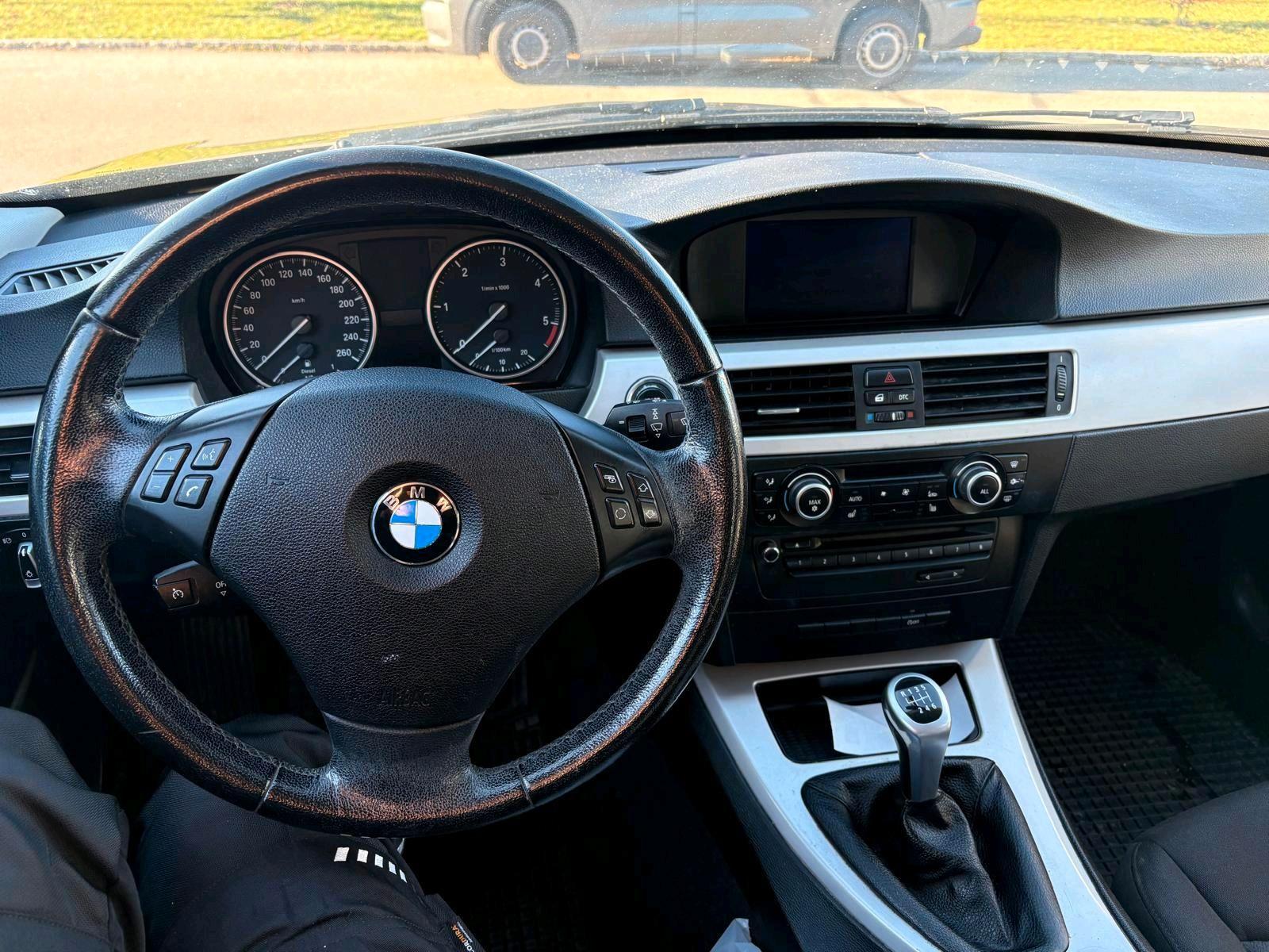 BMW 318 2010 — photo 10