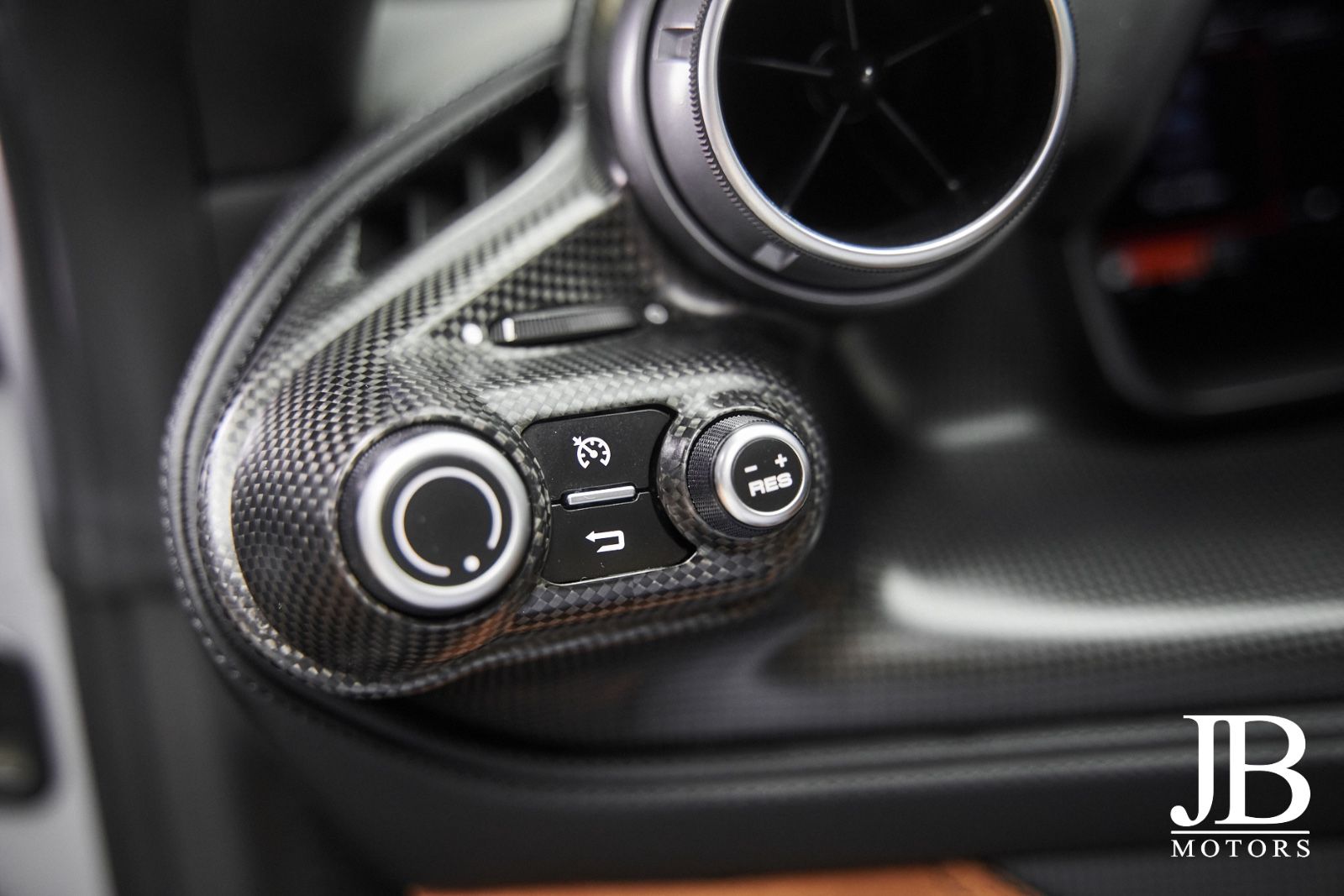 Fahrzeugabbildung Ferrari F8 Tributo Carbon Lift Racing Seat CarPlay