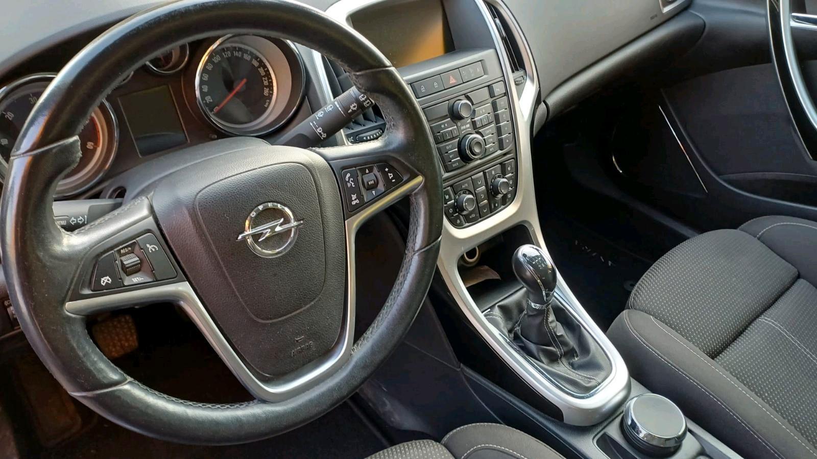 Opel Astra 2011 — photo 6