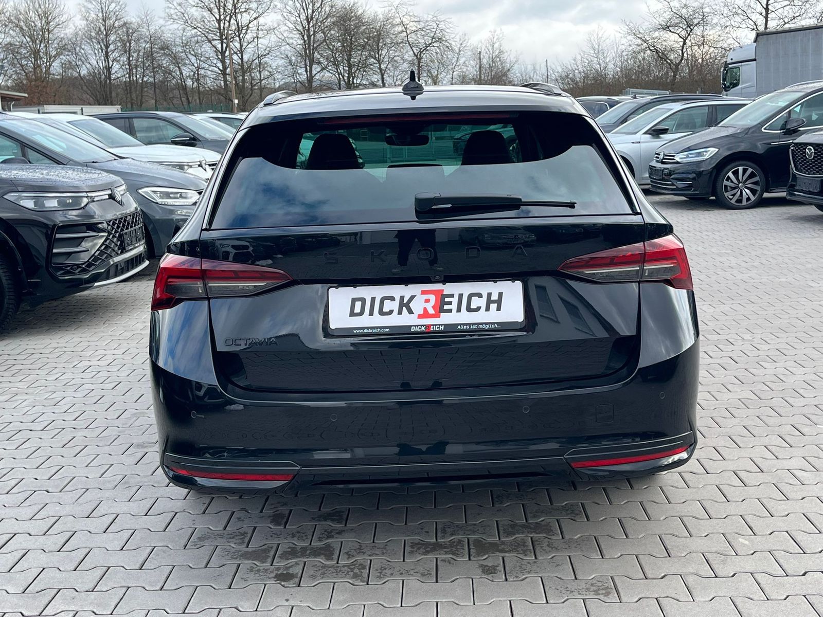 Fahrzeugabbildung SKODA Octavia 2.0 DSG Sportline MATRIX*AHK*CANTON*5J.G