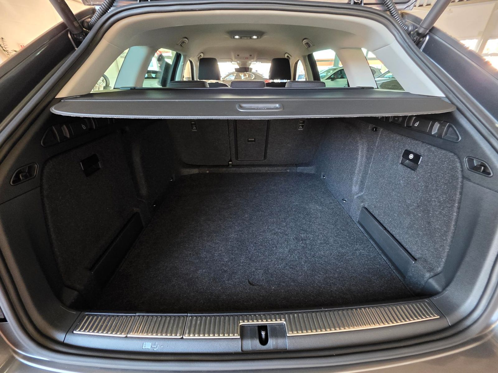 Fahrzeugabbildung SKODA Superb Combi 4x4/200 PS/Navi/LED/Keyless/Ahk