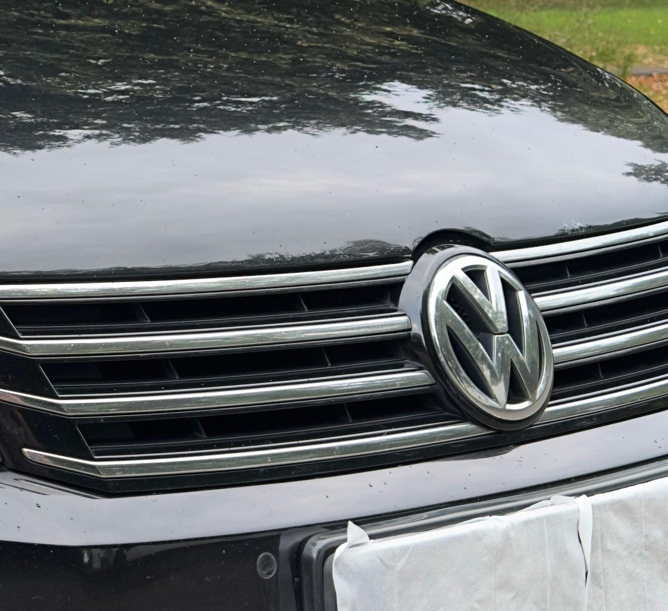 Volkswagen Passat 2011 — interior
