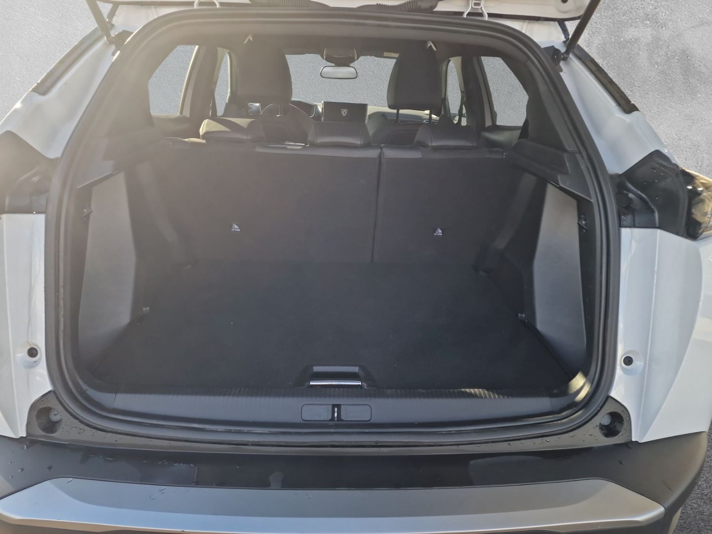 Fahrzeugabbildung Peugeot 2008 Hybrid 136 GT *NAVI*RFK*SHZ*DAB+*MASSAGE*EL