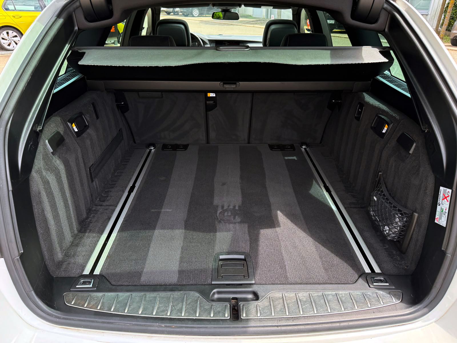 Fahrzeugabbildung BMW 530d Touring xDrive M-Sport PDC PANO SHZ AHK BT