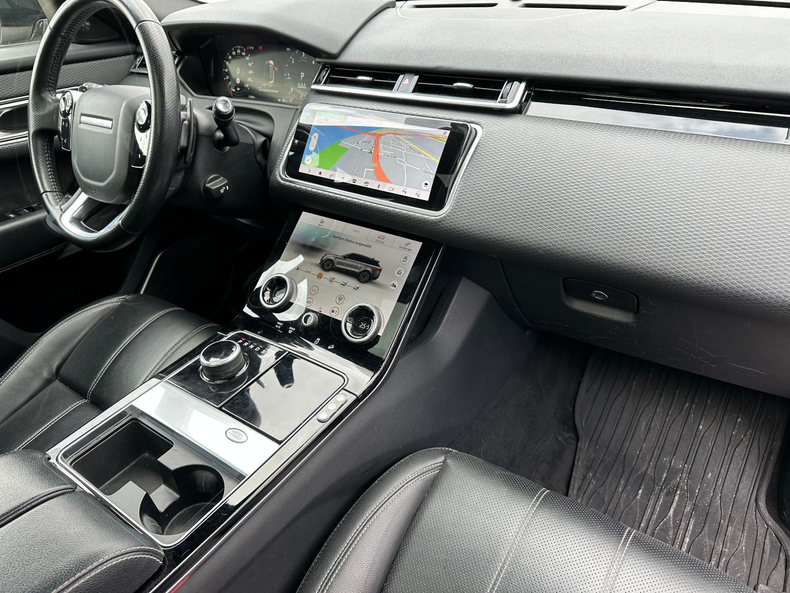 Fahrzeugabbildung Land Rover RANGE ROVER VELAR SE*MOD.2021+AHK+PANO+U.V.M*