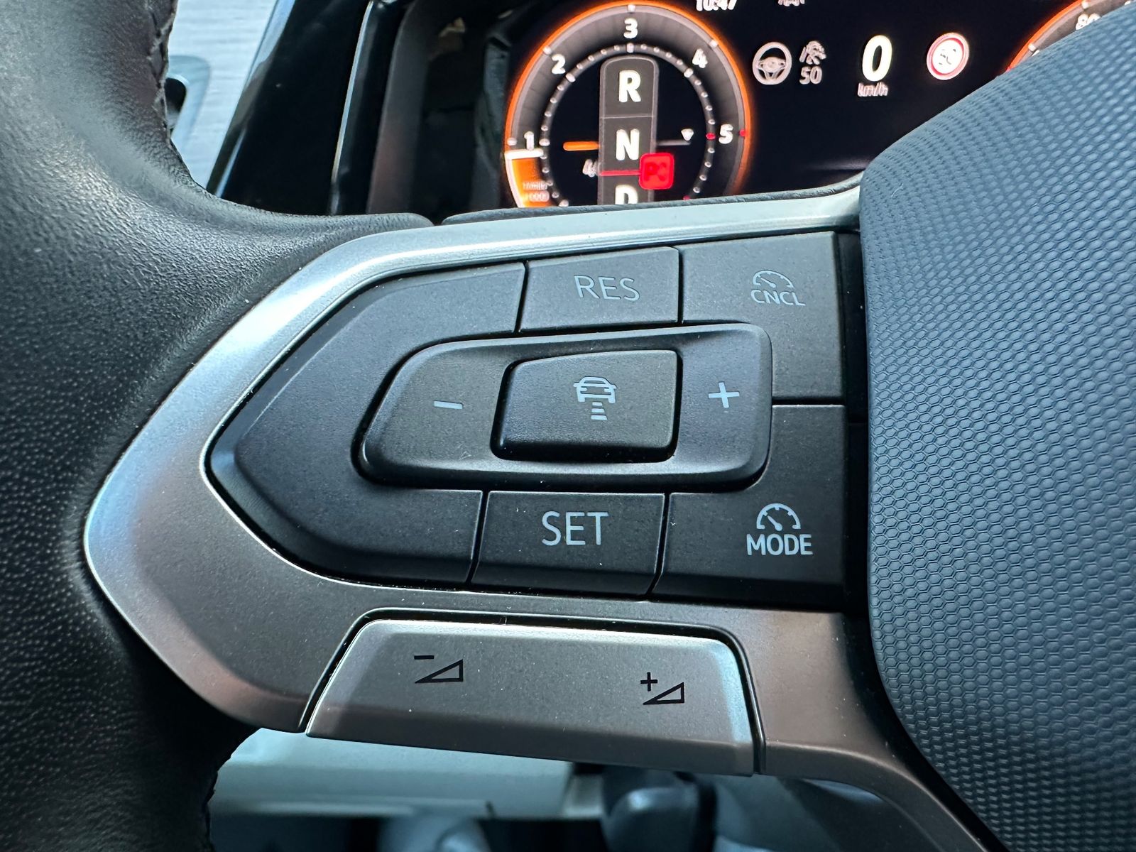 Fahrzeugabbildung Volkswagen T7 Multivan NAV+IQ-LIGHT+AHK+STHZG+ACC+HUD+KAM