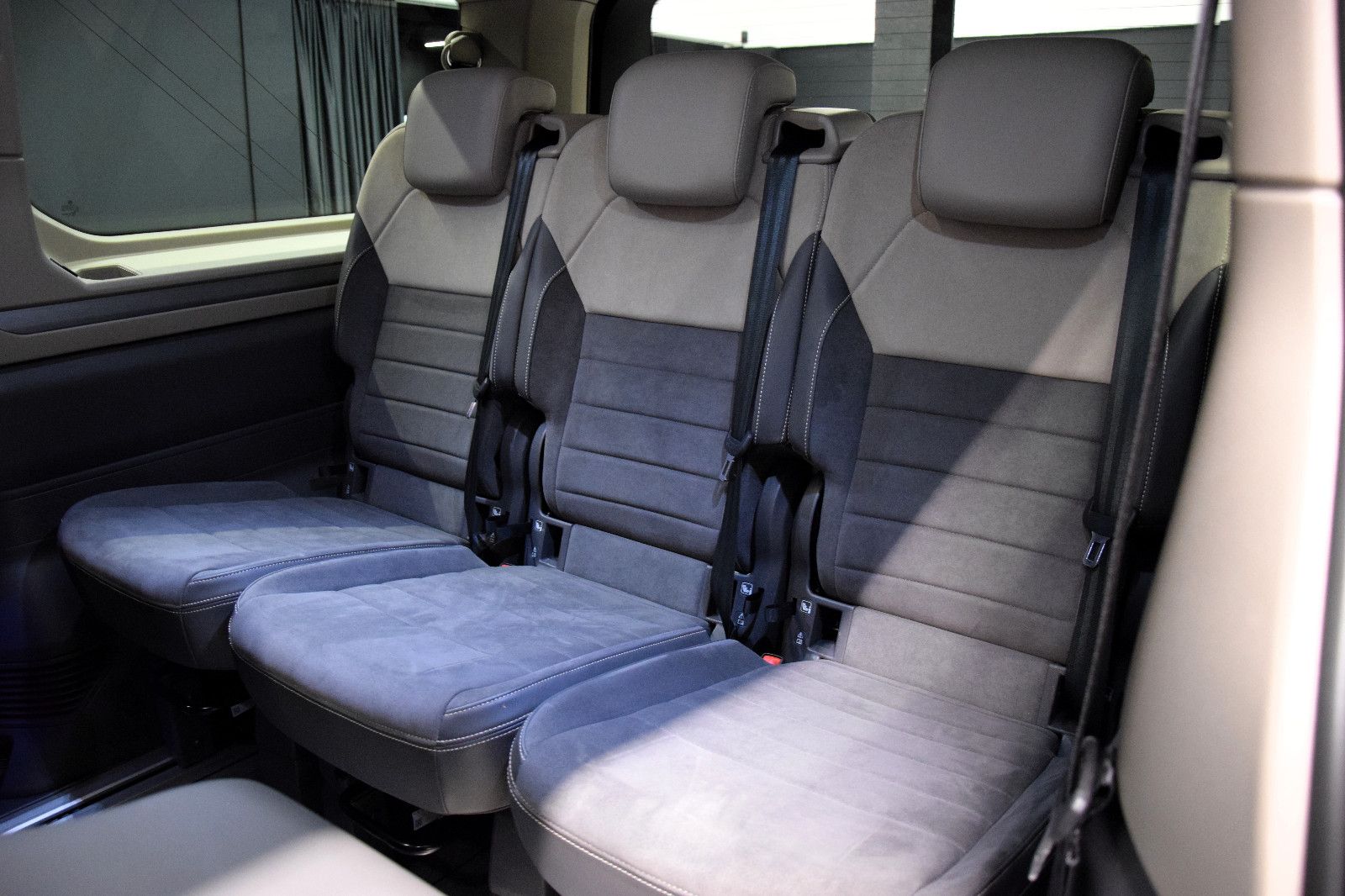 Fahrzeugabbildung Volkswagen T7 Multivan Edition lang Pano HuD AHK NP 77T€