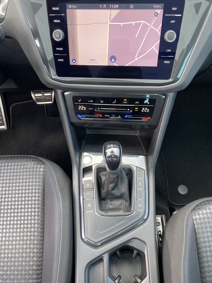Fahrzeugabbildung Volkswagen Tiguan 1.5 TSI DSG United NAV+LED+AHK+PANO+360°