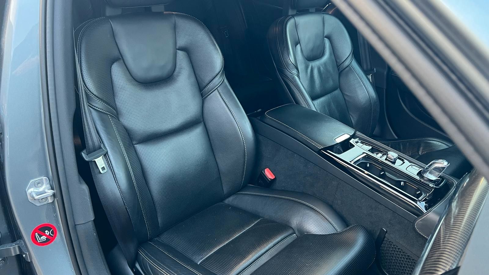 Fahrzeugabbildung Volvo S90*R-Design*T8*AWD*B&W*LUFT*MASS*20Zoll