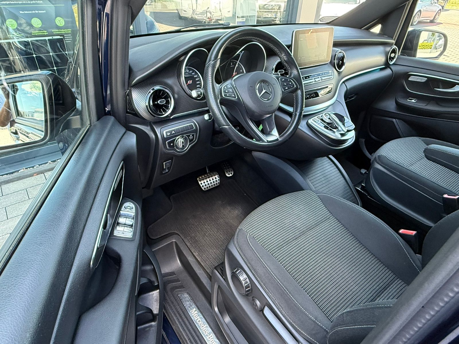 Fahrzeugabbildung Mercedes-Benz V 300 d EDITION 4MATIC lang AMG Line