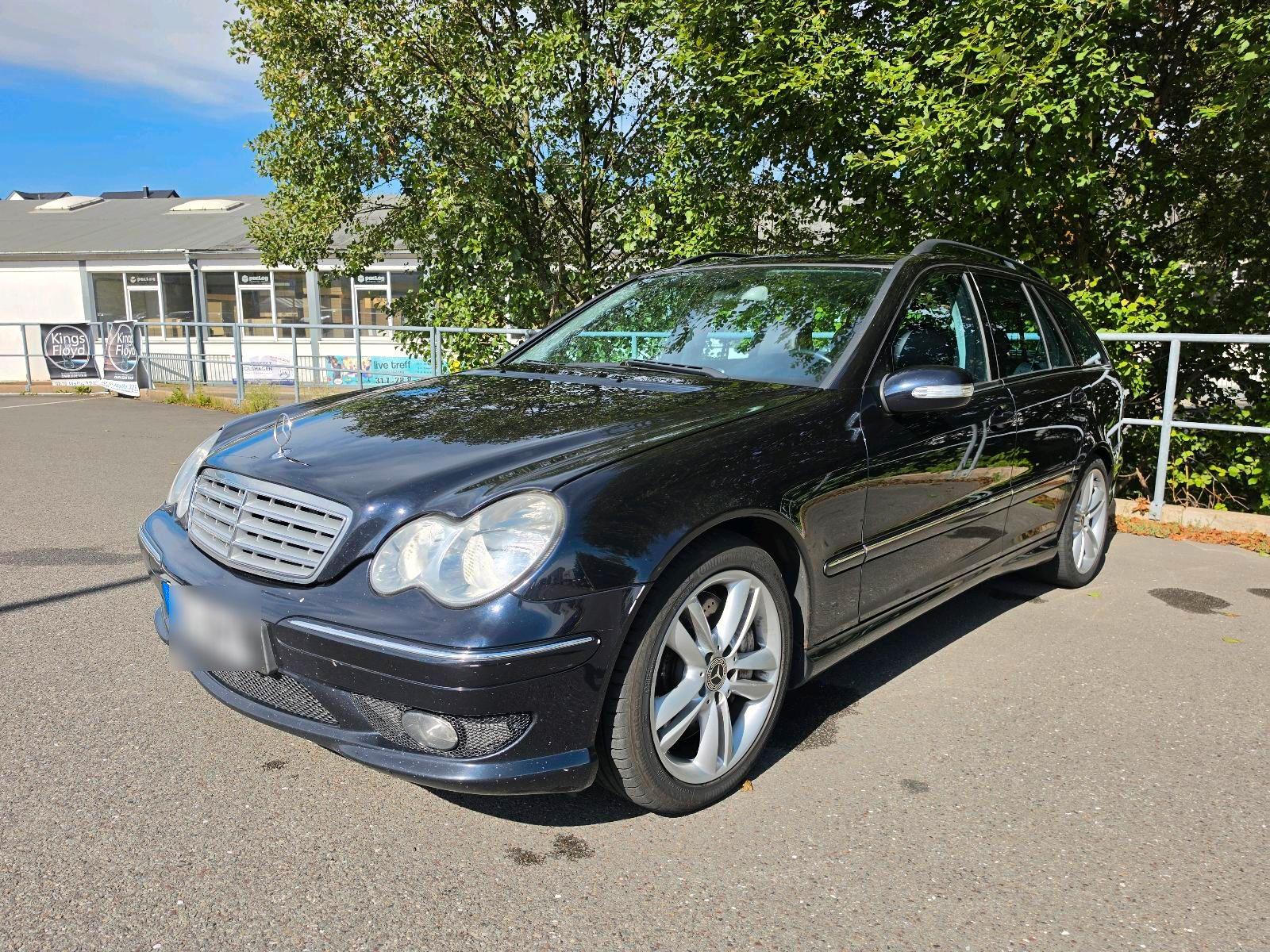 Mercedes-Benz 320 2006 — rear view