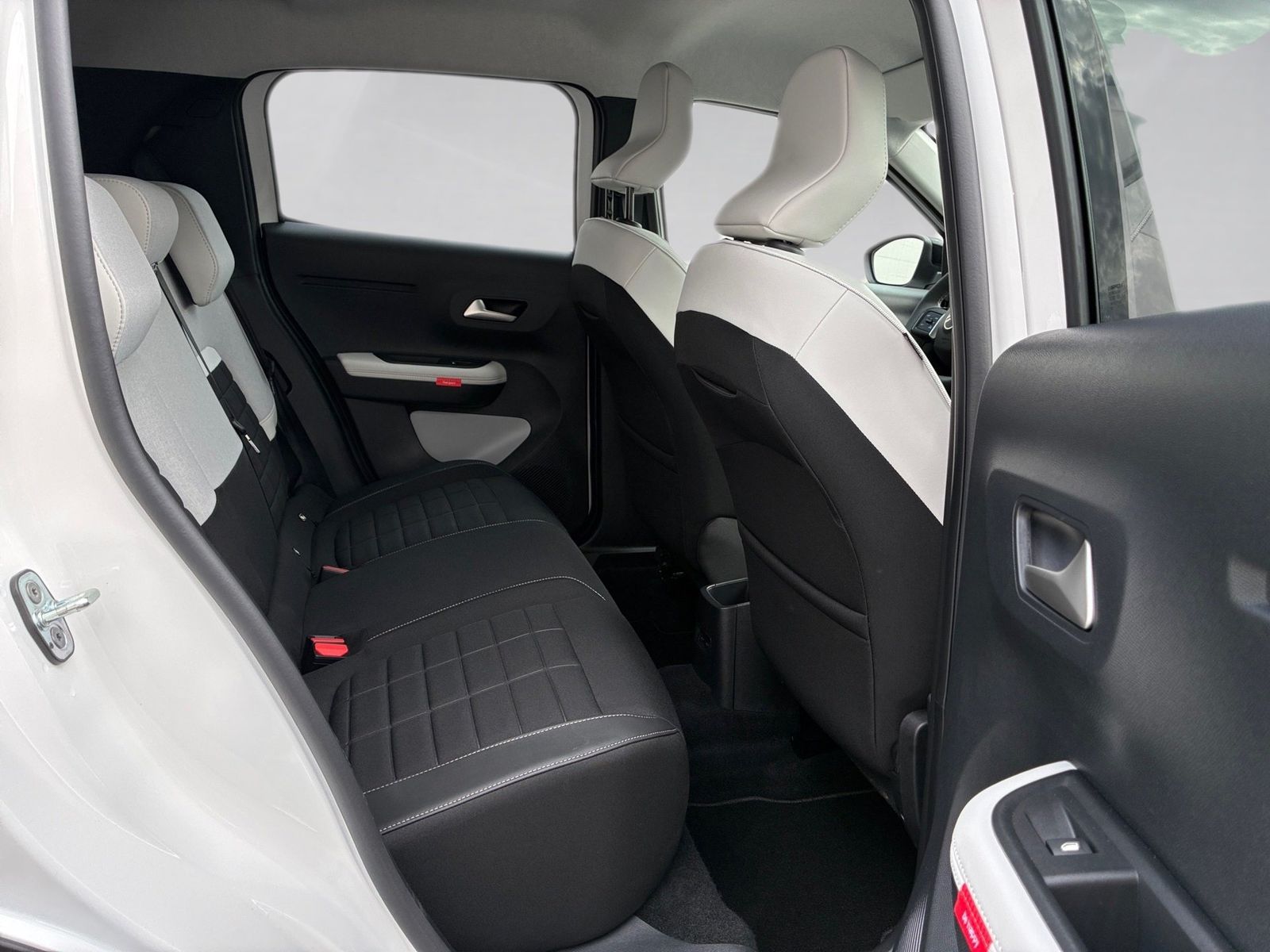 Fahrzeugabbildung Citroën C3 1.2T MAX Sitzhz,Kamera,Allwetter,Navi,LED