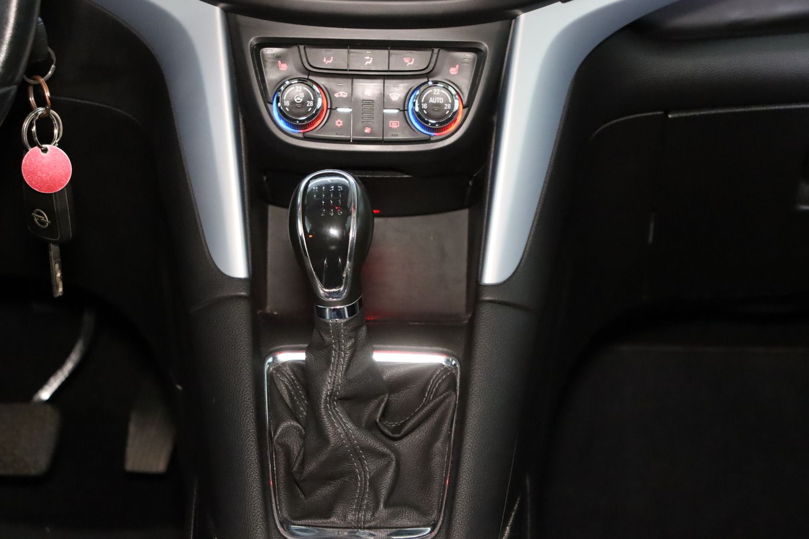 Fahrzeugabbildung Opel Zafira Tourer 1.4 Turbo Style * Sitzhzg. * PDC *