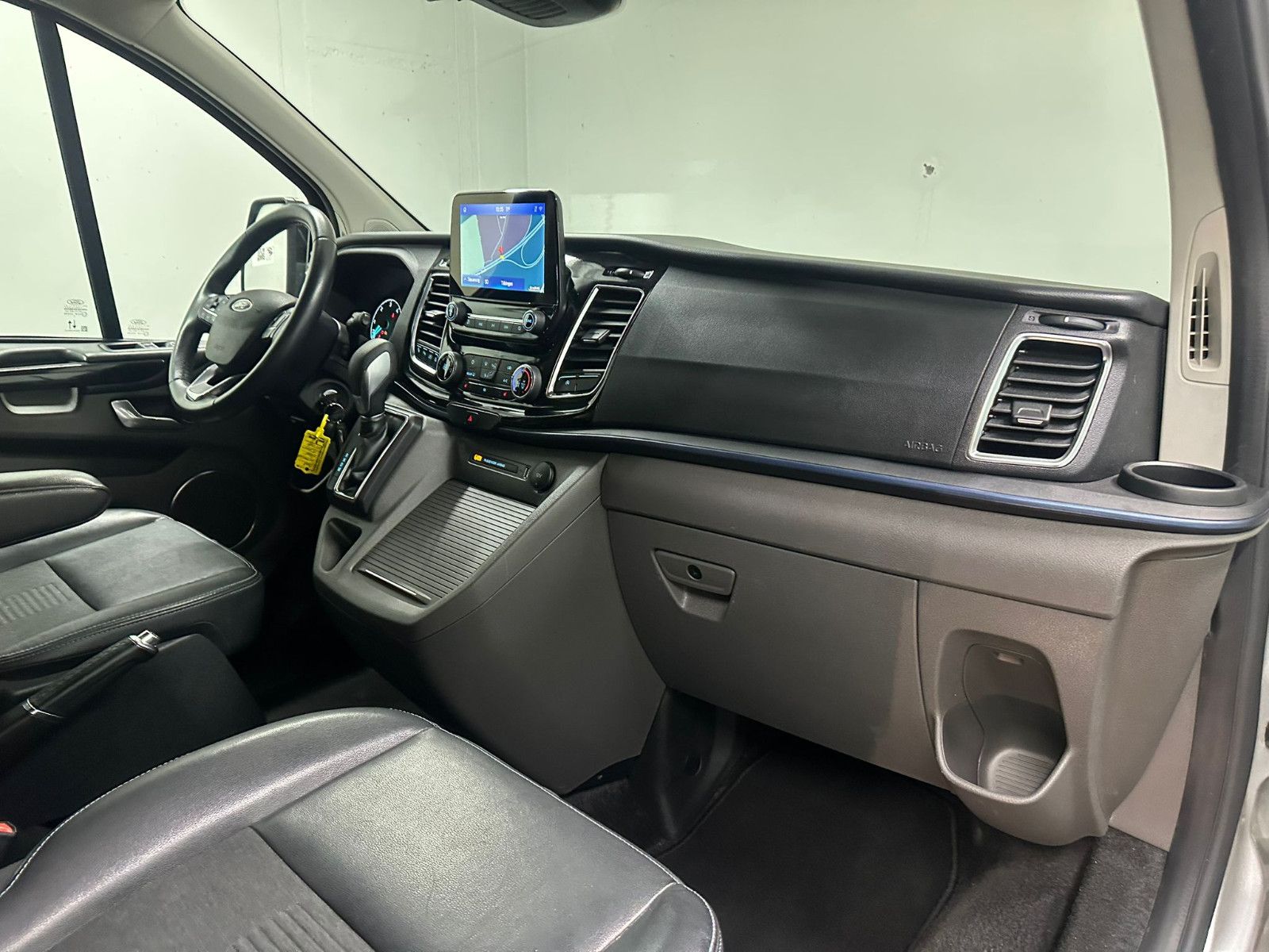 Fahrzeugabbildung Ford Tourneo Custom 320 L2H1 Autm. Active Bus*ACC*8