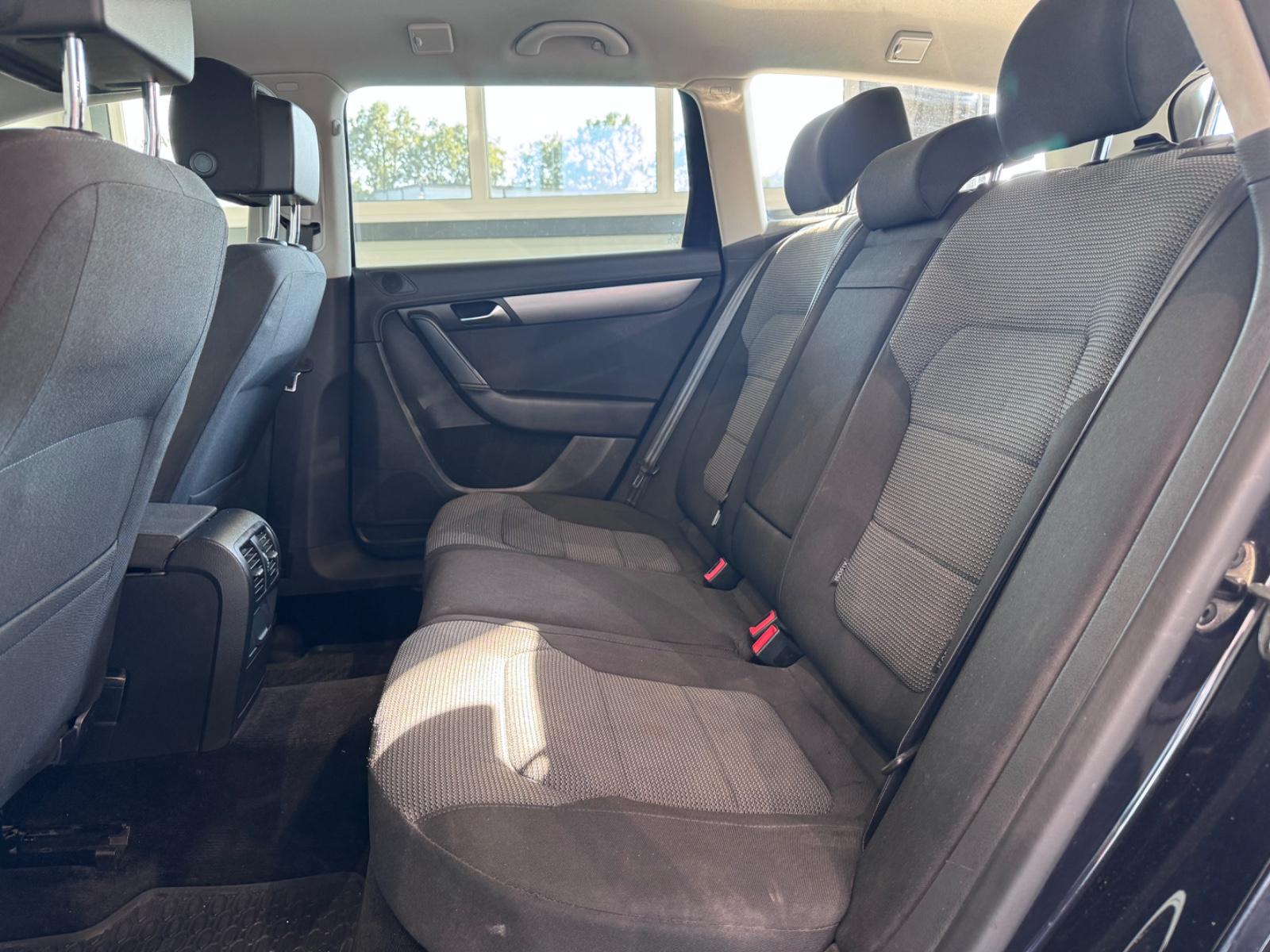 Volkswagen Passat 2010 — photo 26