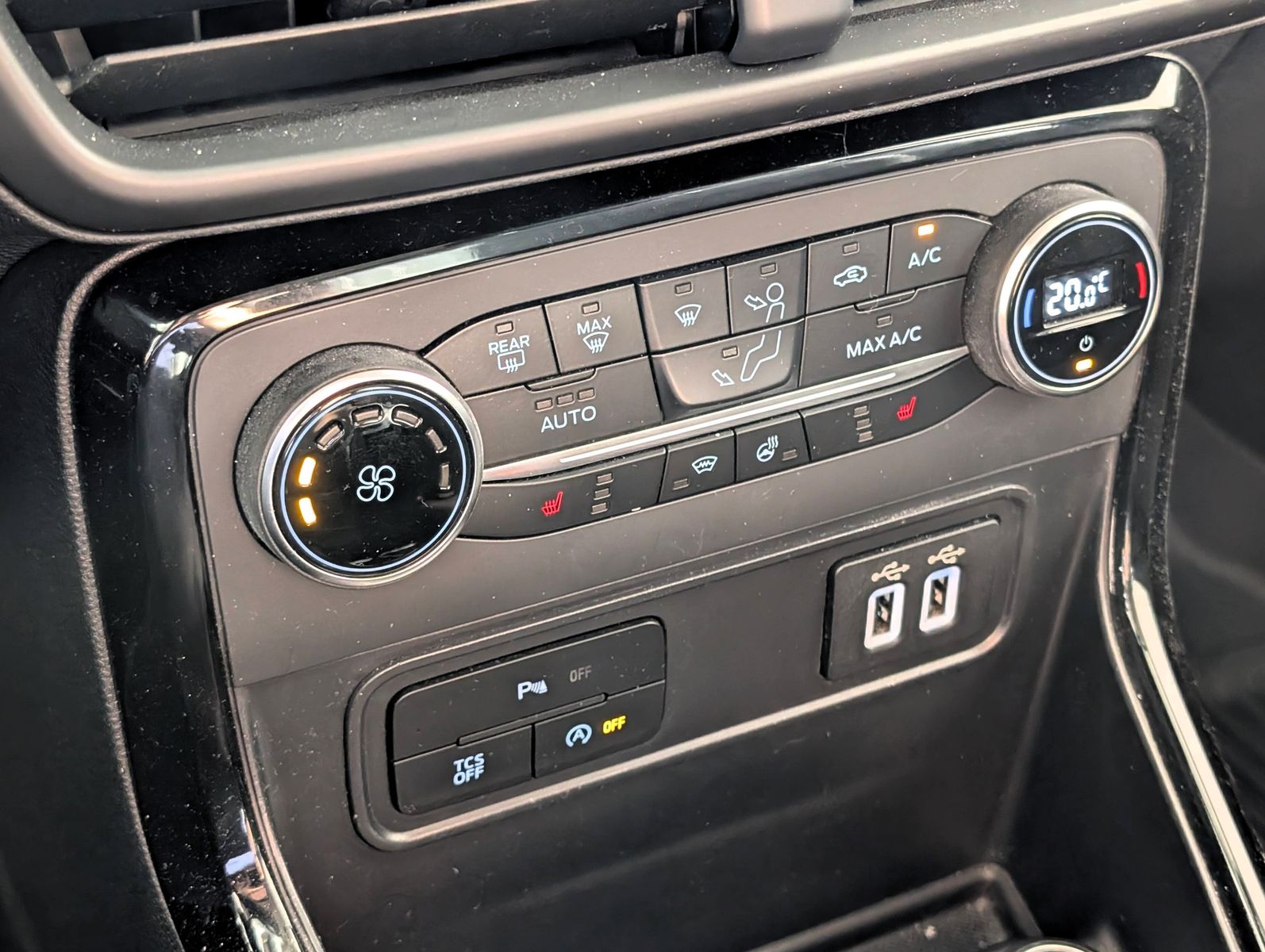 FORD EcoSport  1.0 EcoBoost Titanium Automatik Navi – Bild 19