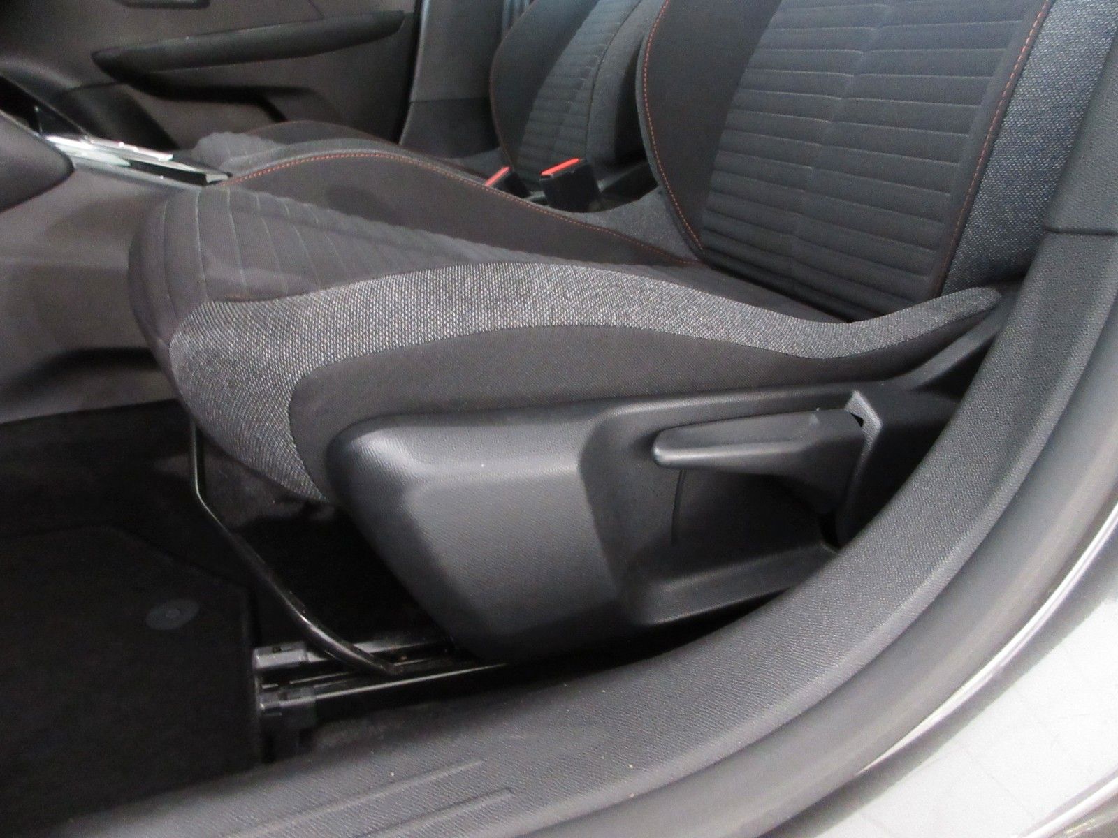 Fahrzeugabbildung Peugeot 208 Active Pack 1.2T LED/NAVI/PDC/TEMPOMAT