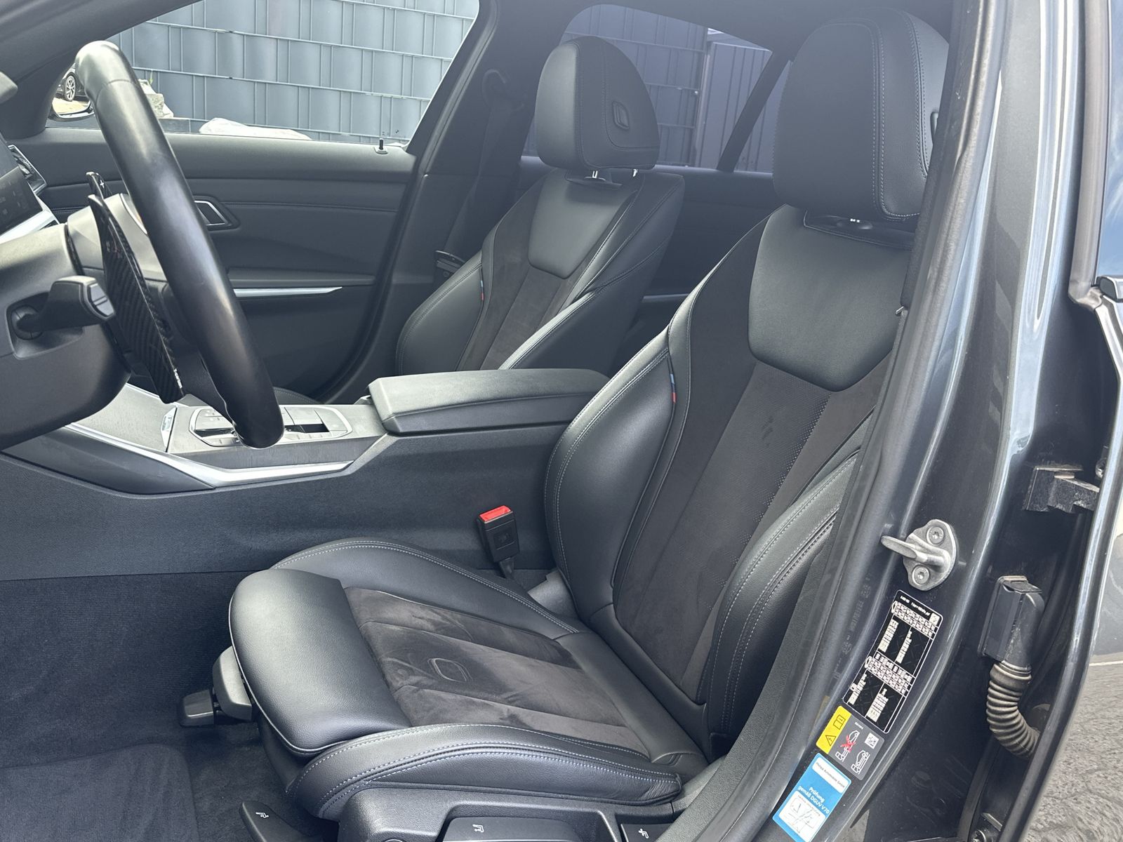 Fahrzeugabbildung BMW 330e Limousine M-Sport NAV+LED+TEMPOMAT+18ZO+PP