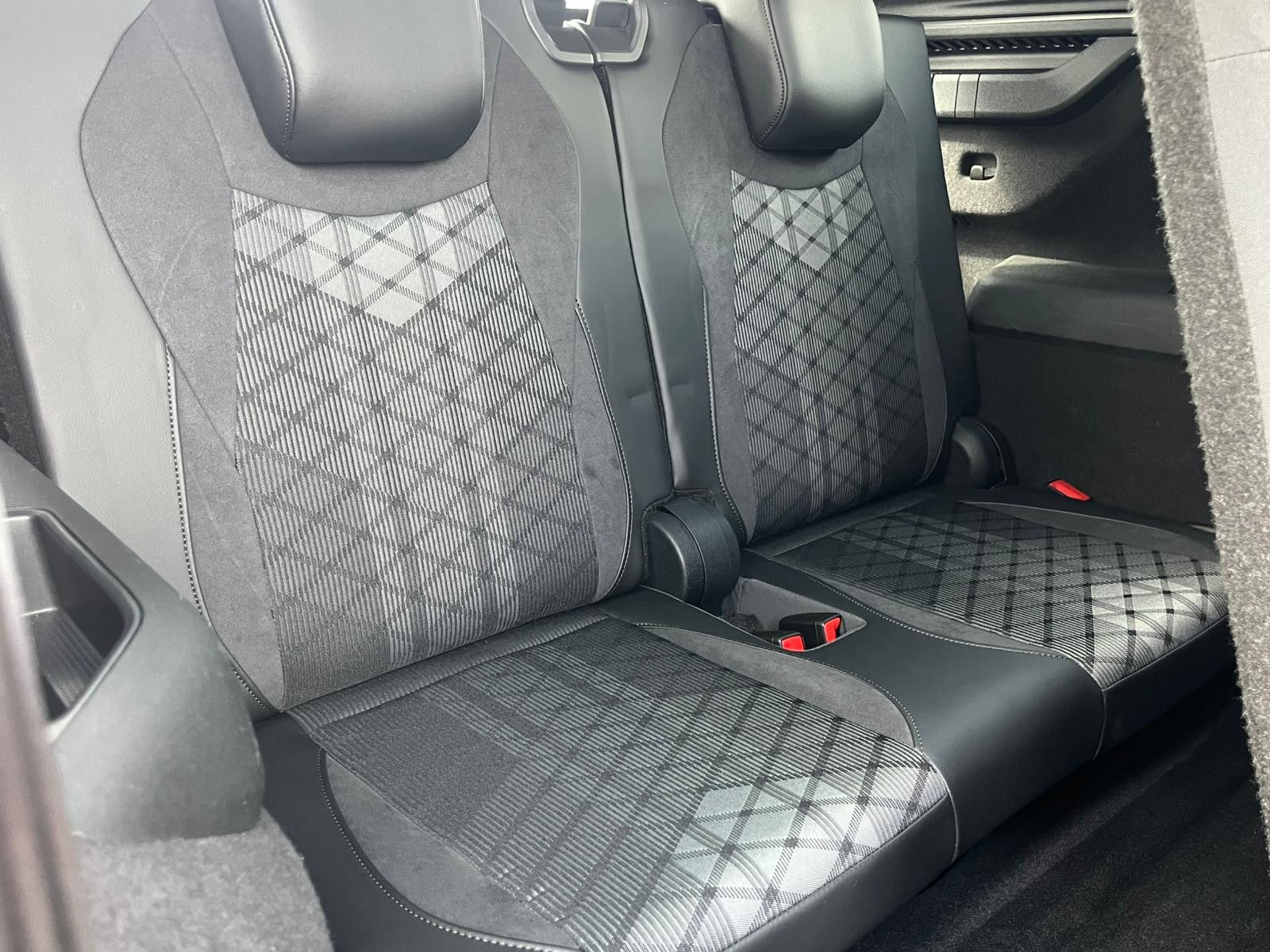 Fahrzeugabbildung Volkswagen Tayron 2.0 TDI 4M R-Line BLACK*7Si*MATRIX*PANO