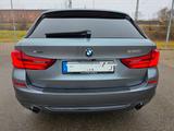 BMW 530i xDrive Touring A - - graue BMW 530