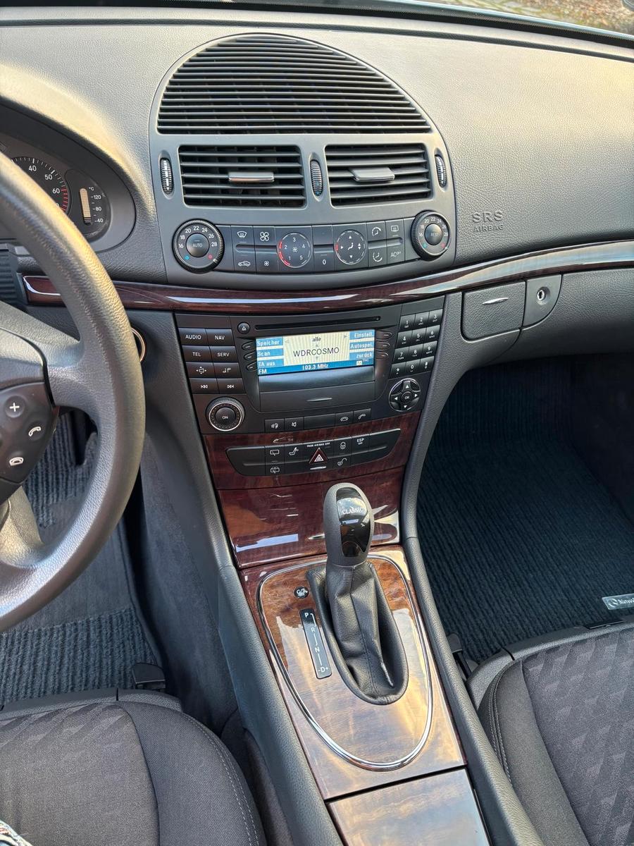 Mercedes-Benz E200 2004 — photo 19