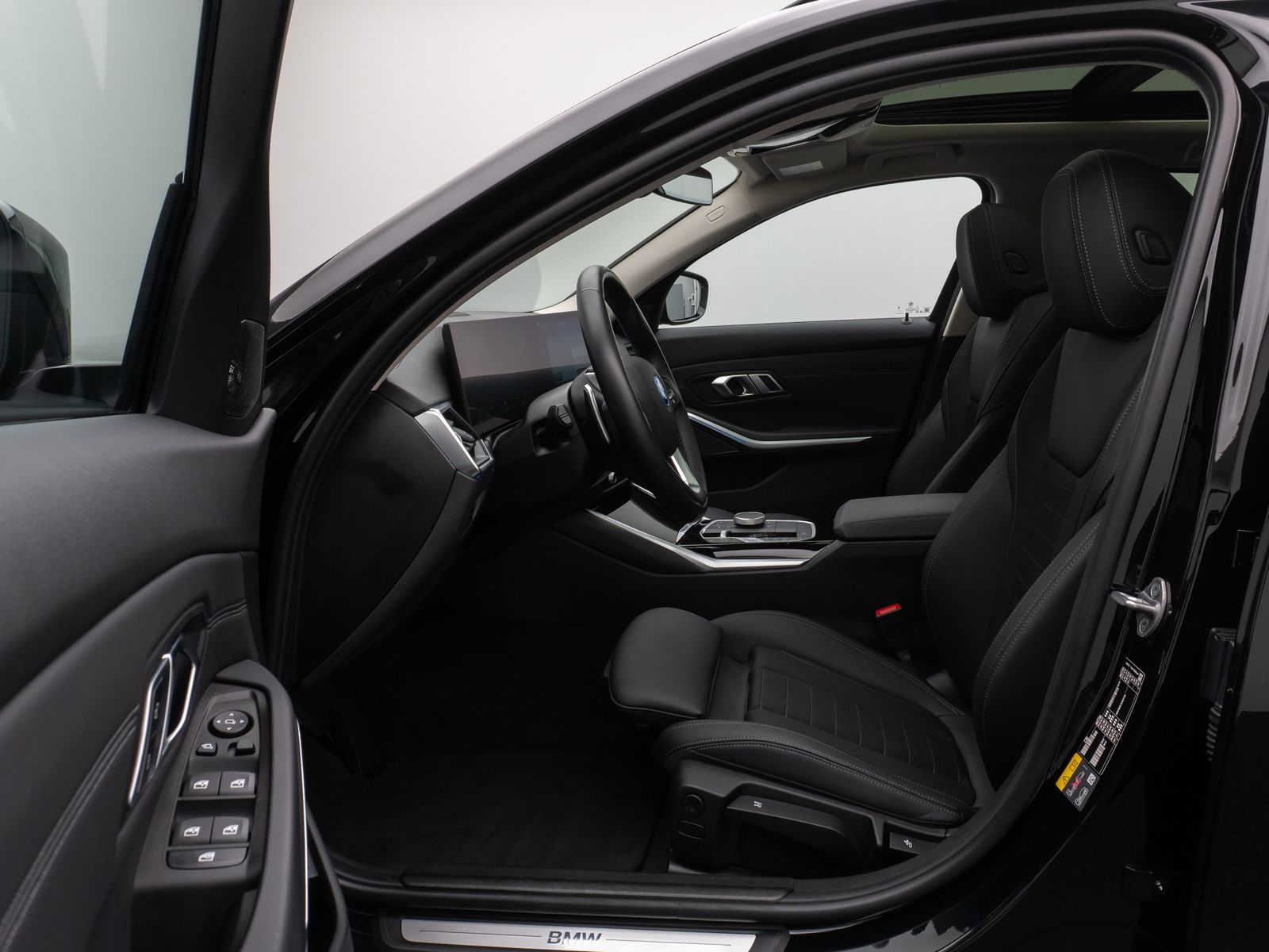 Fahrzeugabbildung BMW 330e xD Panoram Kamera HUD DAB H/K Stop&Go Sport