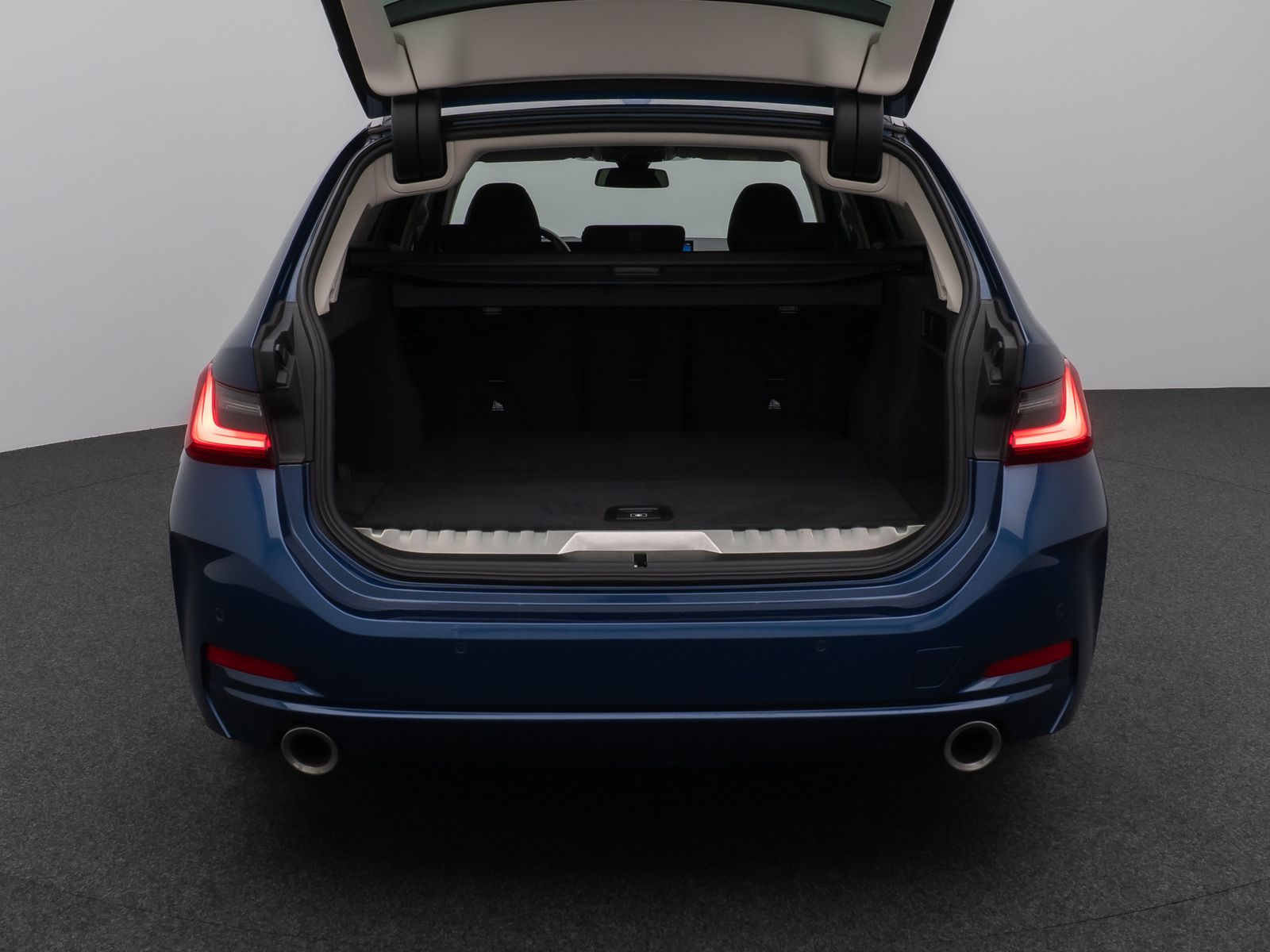 Fahrzeugabbildung BMW 330e HUD DAB HiFi CockPitPro PDC DrivingAssist