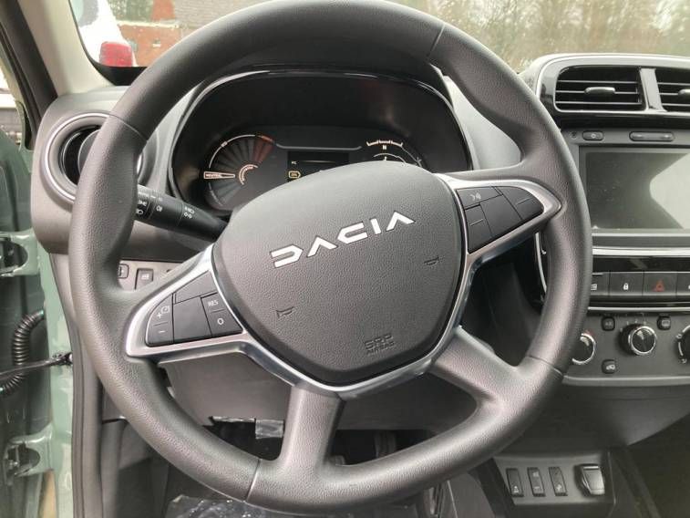 Fahrzeugabbildung Dacia Spring Essential CCS- Anschluss
