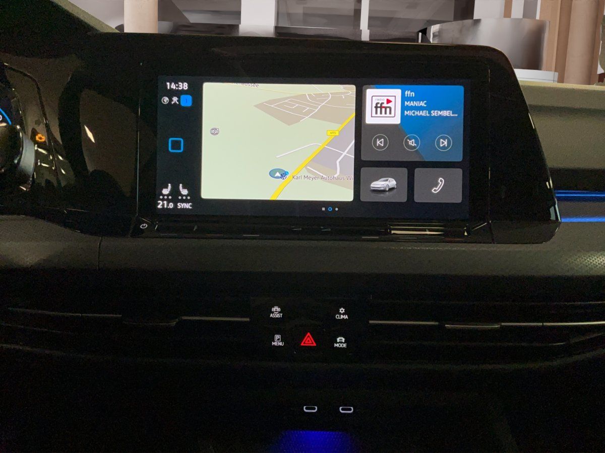Fahrzeugabbildung Volkswagen Golf VIII Active 1.5 eTSI DSG Pano LED