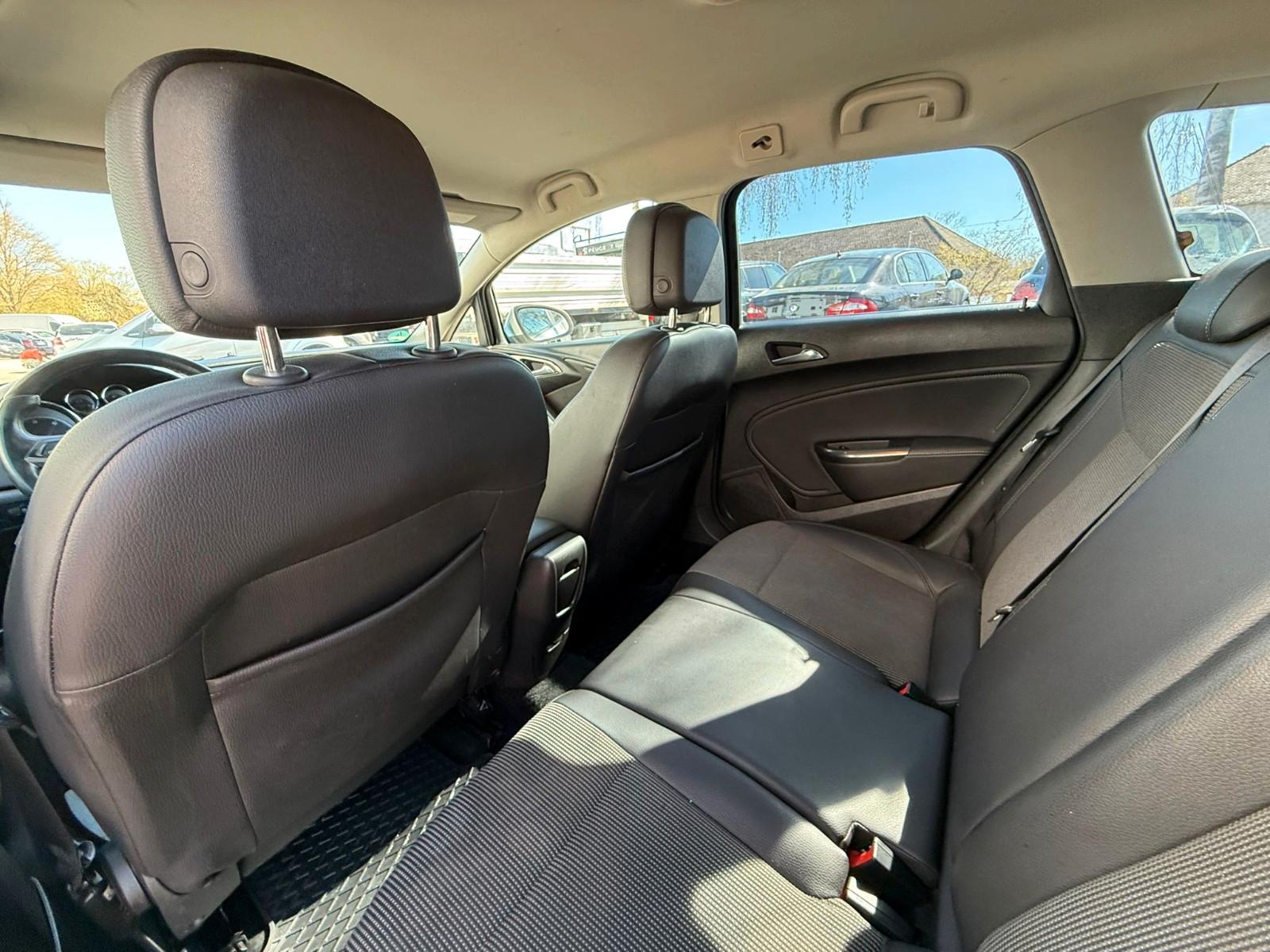 Opel Astra 2011 — photo 14