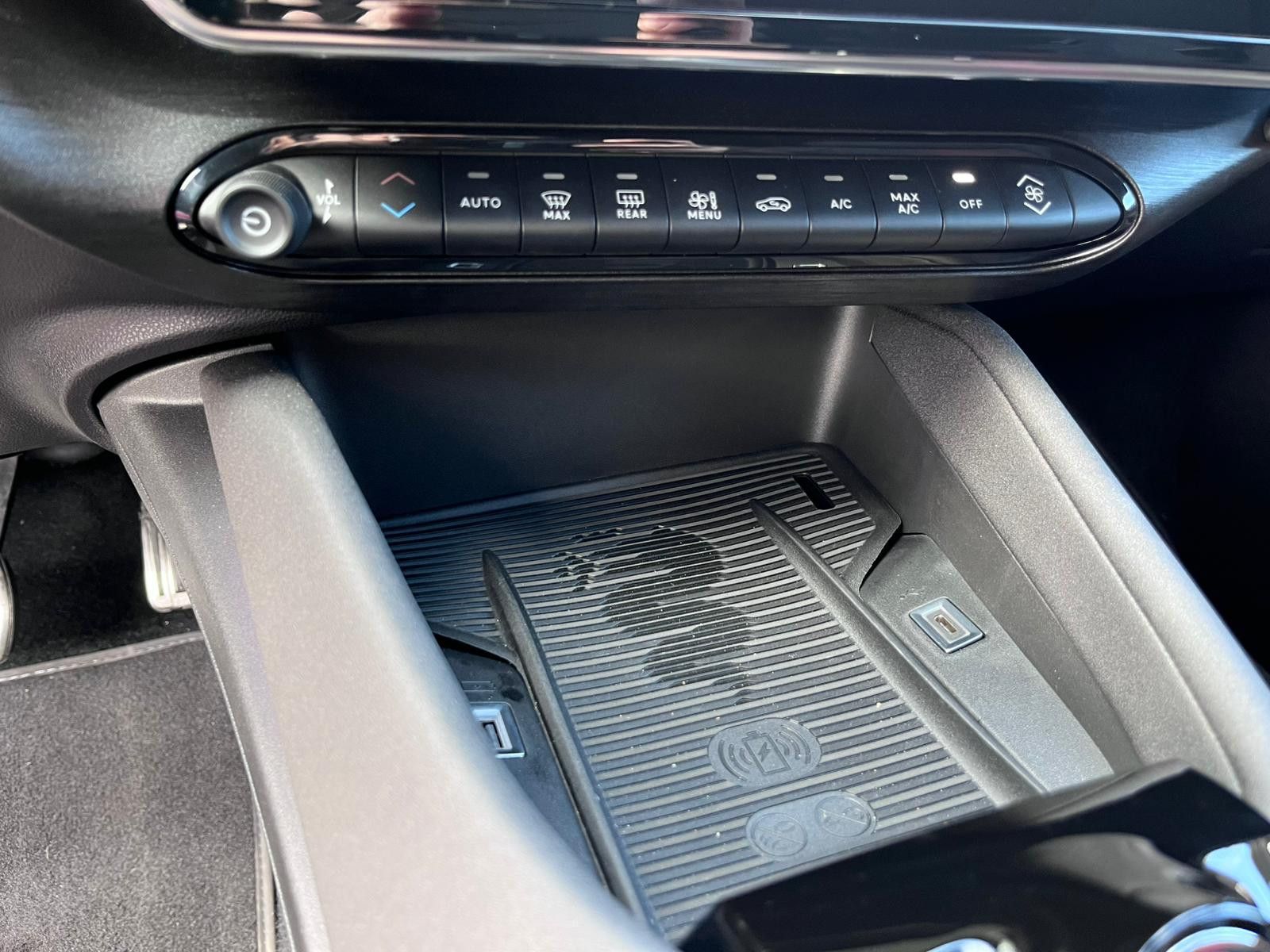 Fahrzeugabbildung Alfa Romeo Junior Ibrida 1.2 VGT 48V-Hybrid 100 kW Speciale